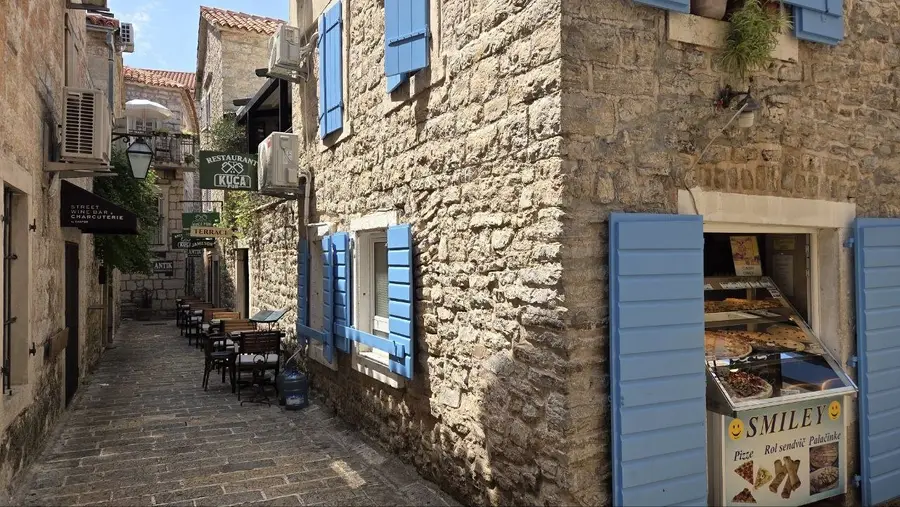 Foto von tag 13: Budva, oder Little Miami mit älteren Steinen (Budva — Küstenmodus)