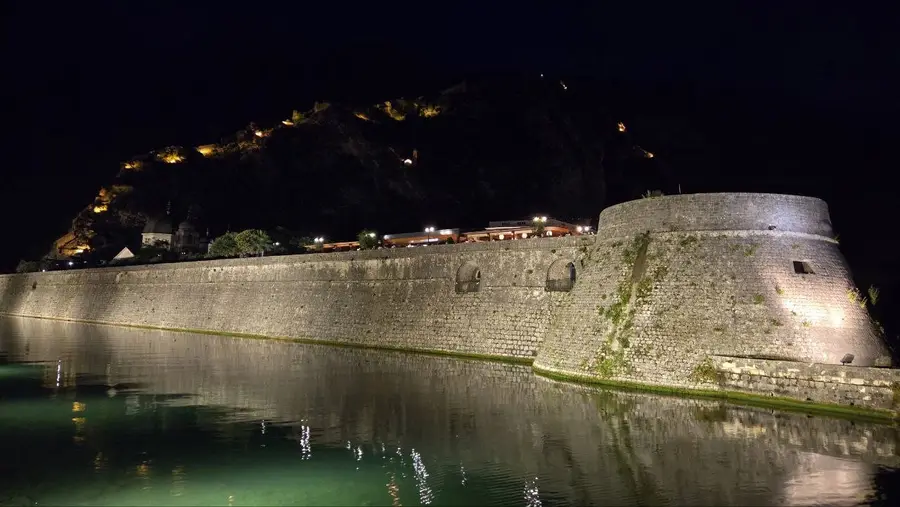 Foto von tag 11: Das Nickerchen nach Kotor (Kotor — Stein und Wasser)
