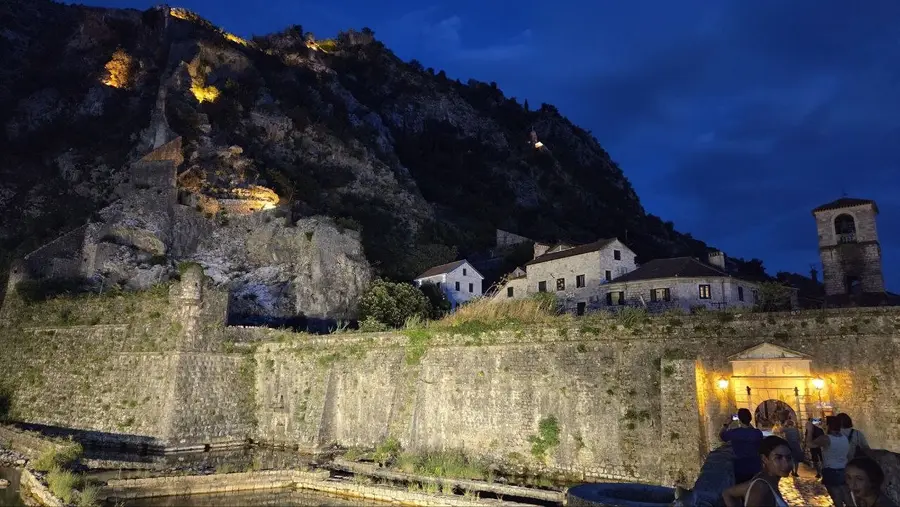 Foto von tag 12: Fünf Stunden um die Bucht (Kotor — Stein und Wasser)