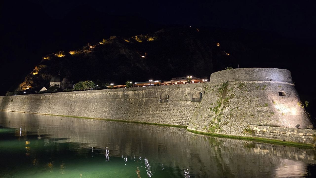 Foto von tag 11: Das Nickerchen nach Kotor — Kotor — Stein und Wasser