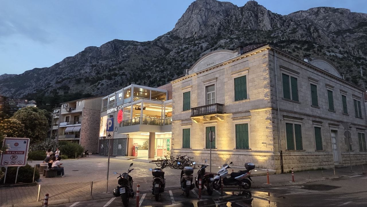 Foto von tag 12: Fünf Stunden um die Bucht — Kotor — Stein und Wasser
