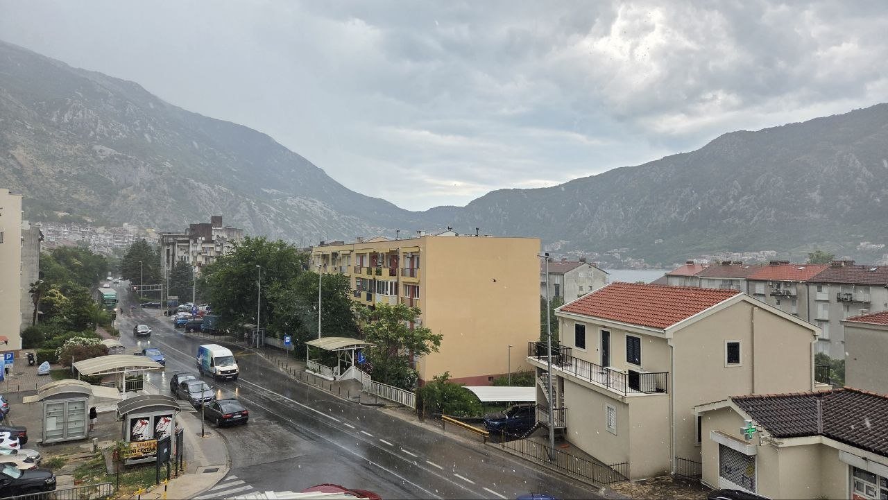 Foto von tag 12: Fünf Stunden um die Bucht — Kotor — Stein und Wasser
