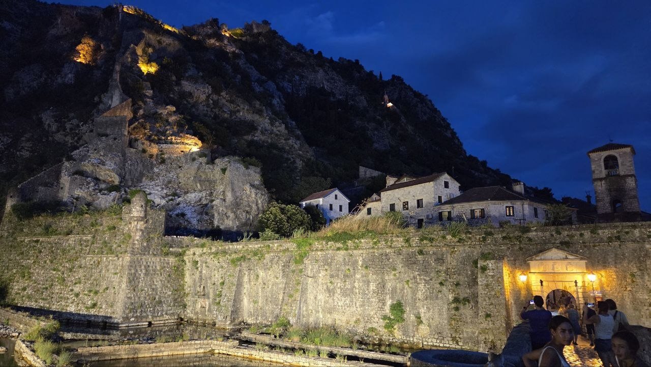 Foto von tag 12: Fünf Stunden um die Bucht — Kotor — Stein und Wasser