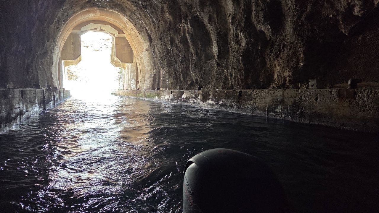 Foto von tag 12: Fünf Stunden um die Bucht — Kotor — Stein und Wasser