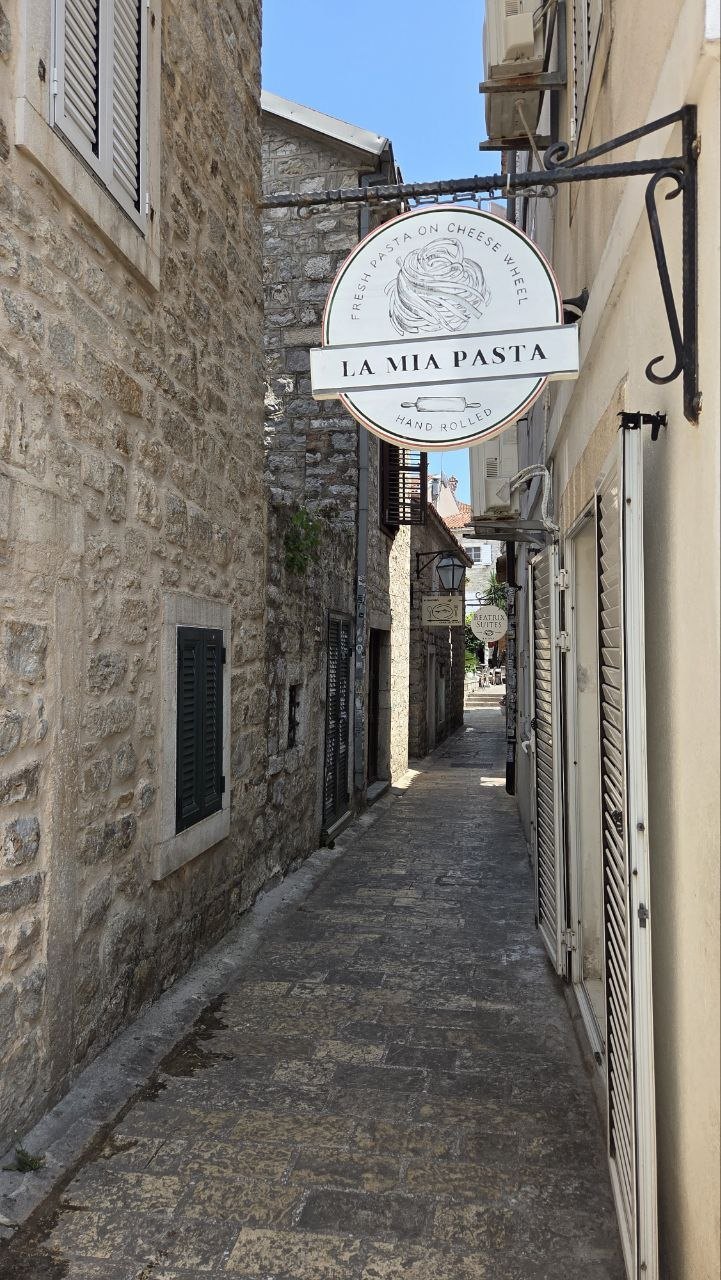 Foto von tag 13: Budva, oder Little Miami mit älteren Steinen — Budva — Küstenmodus