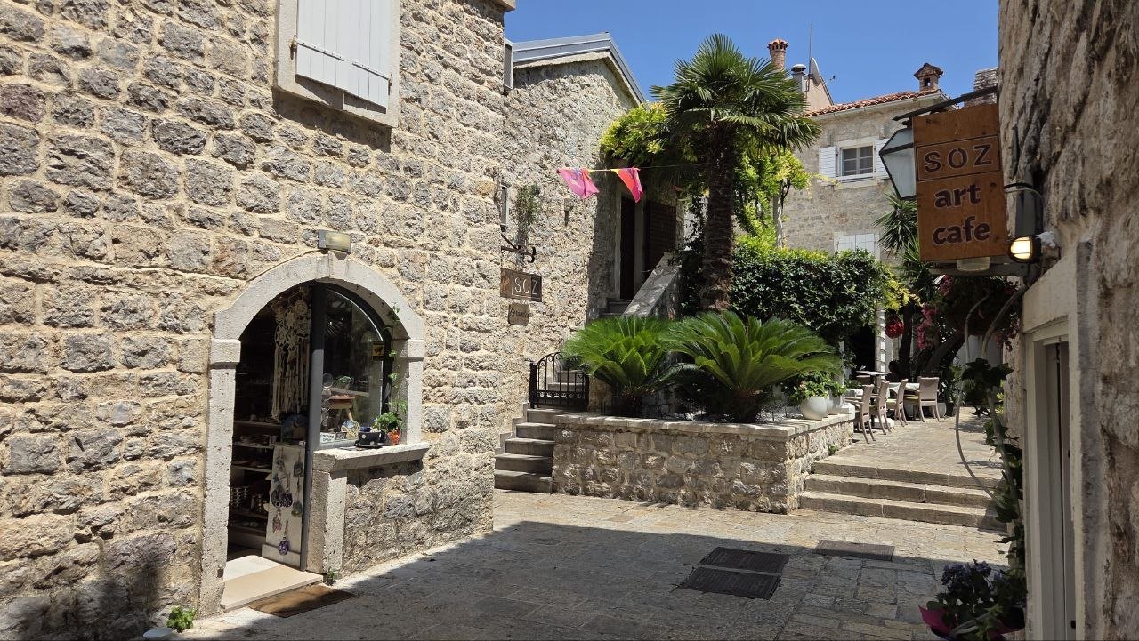 Foto von tag 13: Budva, oder Little Miami mit älteren Steinen — Budva — Küstenmodus