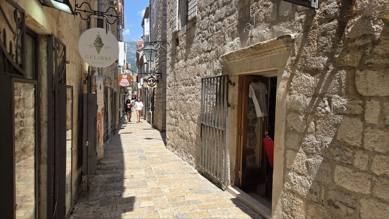 Foto von tag 13: Budva, oder Little Miami mit älteren Steinen — Budva — Küstenmodus